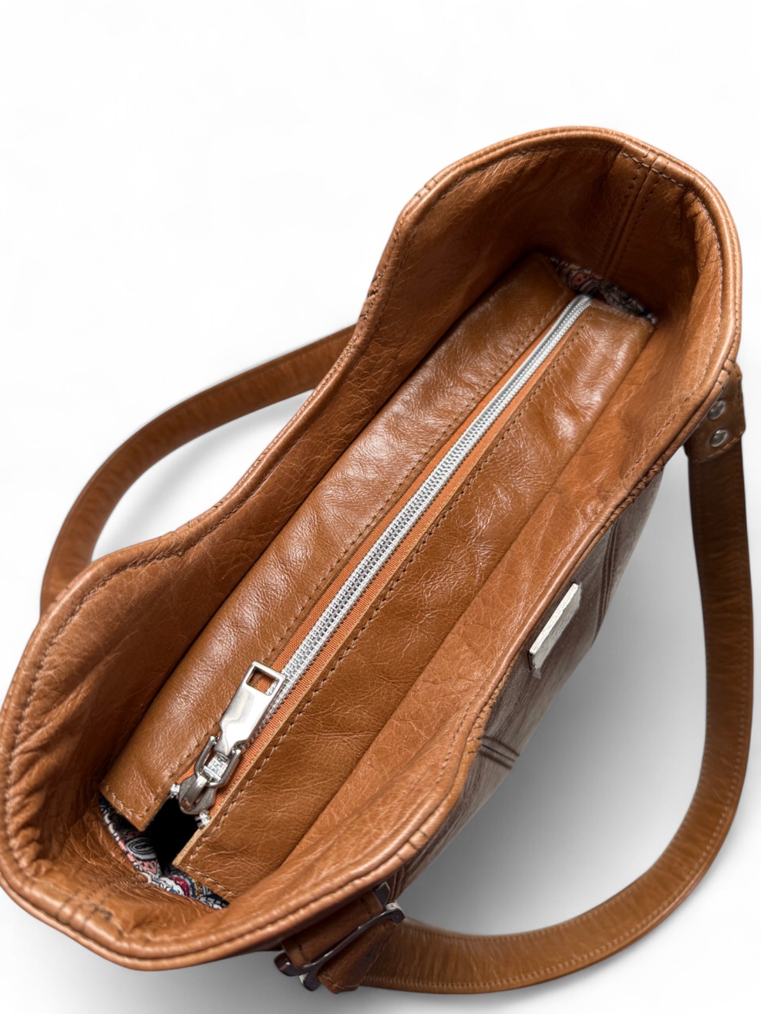 Alaula | Tan Leather Shoulder Bag | Eco-Friendly Fashion image 4