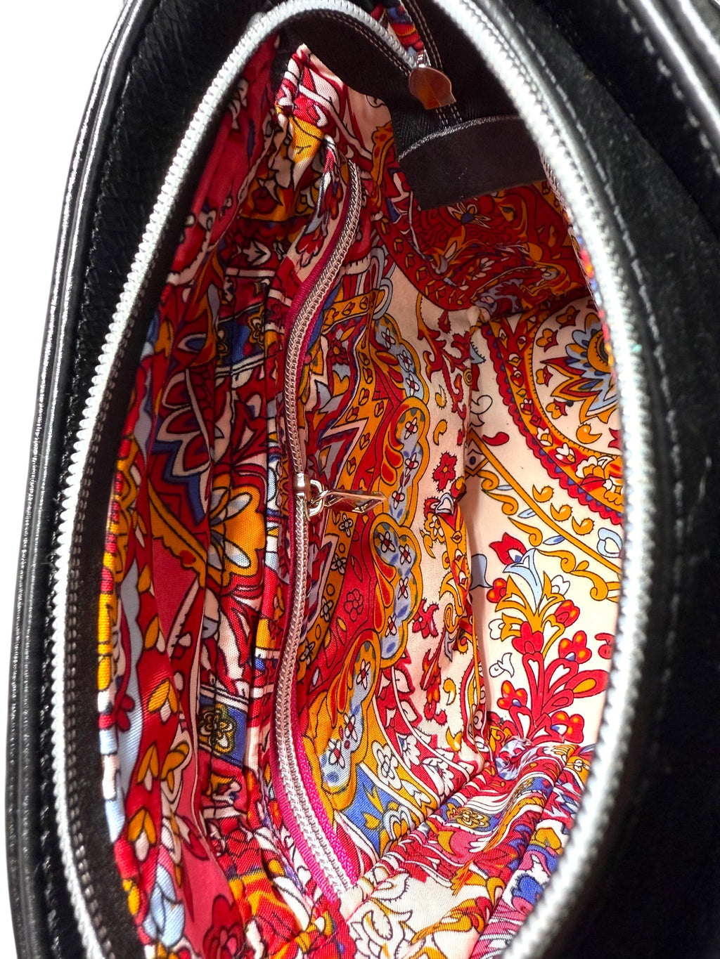 Interior view of the lining of the Belle bucket bag, highlighting the zipper pocket. 